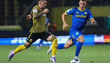 Χειροπέδες σε 24χρονο που πέταξε πλαστικό μπουκάλι στο γήπεδο στο Άρης-Παναιτωλικός