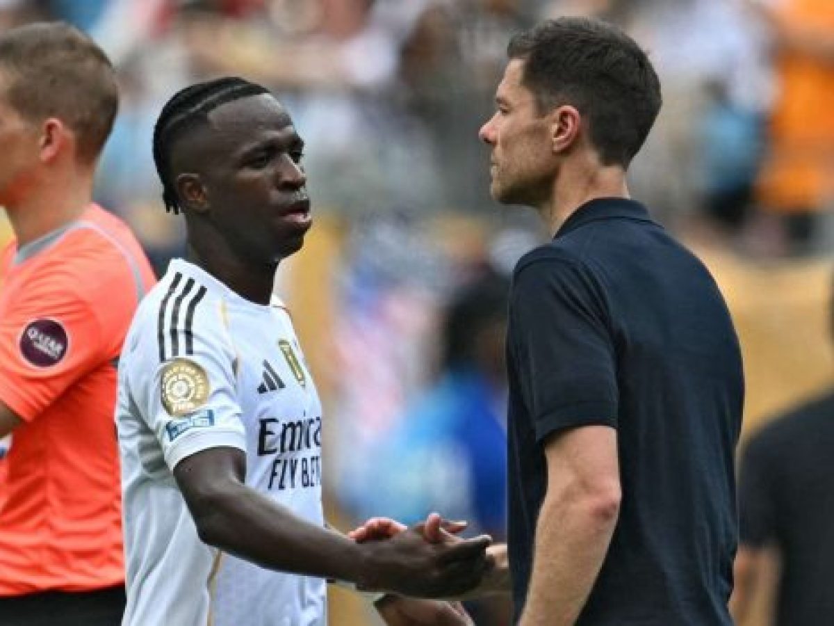 Ο κόσμος της Ρεάλ στηρίζει τον Αλόνσο και στρέφεται εναντίον του Βινίσιους