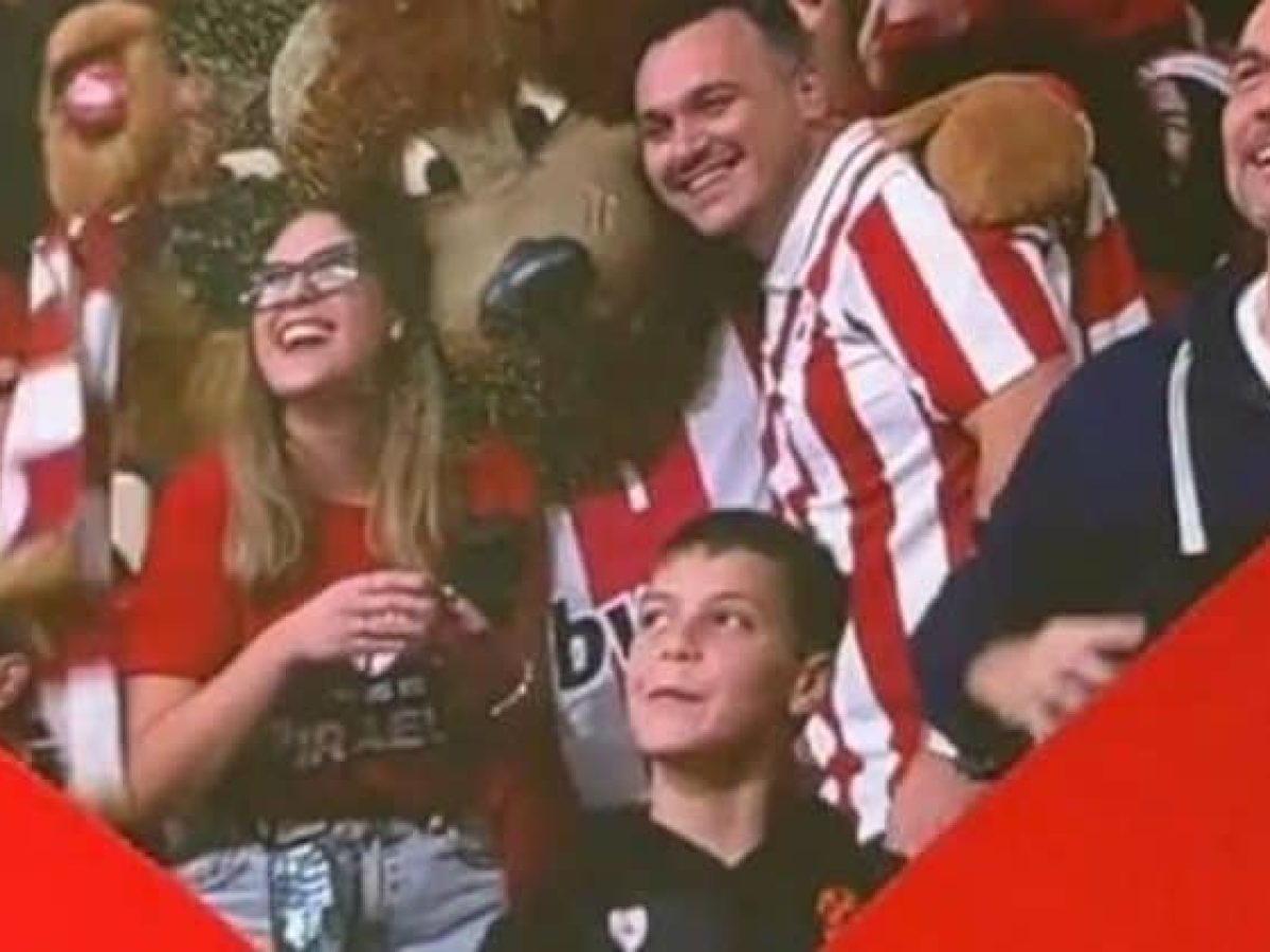 Τρυφερή στιγμή στο ΣΕΦ – Πρόταση γάμου κατά τη διάρκεια του Ολυμπιακός – Βιλερμπάν