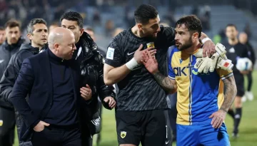 Ο Στρακόσια κράτησε όρθια την ΑΕΚ