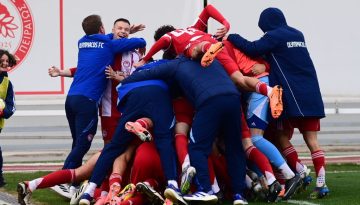 Θρυλική ανατροπή και είσοδος στα playoffs