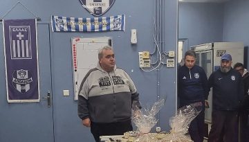 Έ&kappa;&omicron;&psi;&epsilon; &tau;&eta;&nu; &pi;ί&tau;&alpha; &tau;&omicron;&upsilon; &omicron; &Alpha;&pi;ό&lambda;&lambda;&omega;&nu; &Sigma;&mu;ύ&rho;&nu;&eta;&sigmaf;