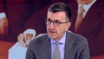 &Omicron; &Pi;&omicron;&rho;&tau;&omicron;&sigma;ά&lambda;&tau;&epsilon; &sigma;&tau;&eta;&rho;ί&zeta;&epsilon;&iota; &Alpha;&lambda;&alpha;&phi;&omicron;ύ&zeta;&omicron; &mu;&epsilon;&tau;ά &tau;&eta;&nu; 4ά&rho;&alpha;: &laquo;Έ&chi;&omicron;&upsilon;&mu;&epsilon; έ&nu;&alpha;&nu; &iota;&delta;&iota;&omicron;&kappa;&tau;ή&tau;&eta; &pi;&omicron;&upsilon; &delta;ί&nu;&epsilon;&iota;, &delta;ί&nu;&epsilon;&iota;, &delta;ί&nu;