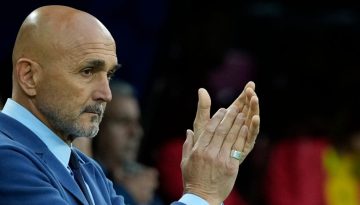 &Sigma;&pi;&alpha;&lambda;έ&tau;&iota;: &laquo;Έ&pi;&rho;&epsilon;&pi;&epsilon; &nu;&alpha; &gamma;ί&nu;&epsilon;&iota; έ&tau;&sigma;&iota;&raquo;