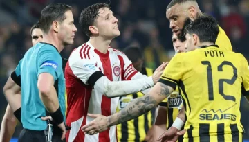 Θεατές στο ίδιο κακοστημένο έργο