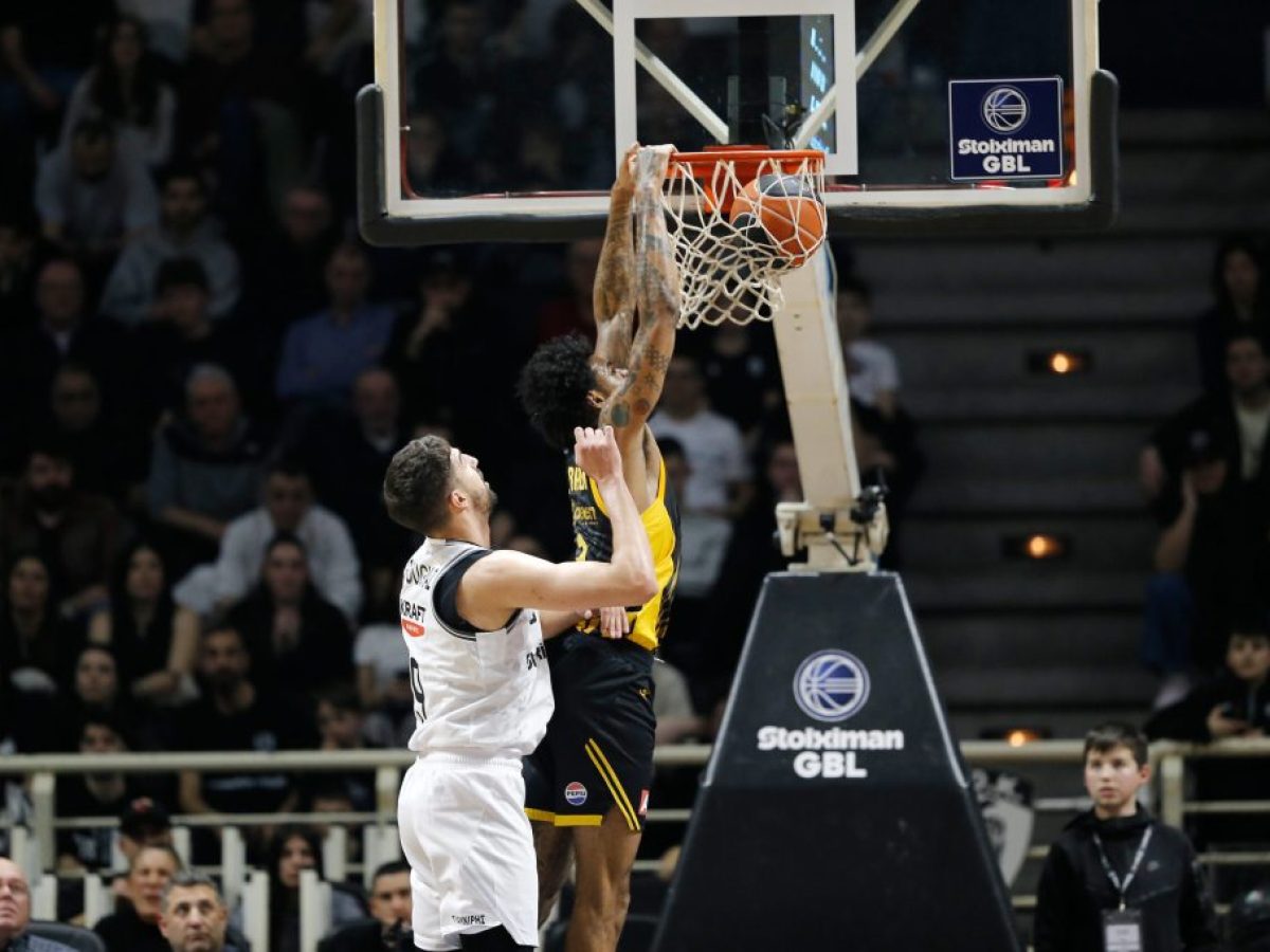 ΑΕΚ: «Τρελάθηκε» ο Χαραλαμπόπουλος με το κάρφωμα του Μπράουν και τραβούσε τα μαλλιά του –