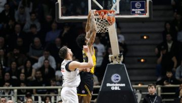 ΑΕΚ: «Τρελάθηκε» ο Χαραλαμπόπουλος με το κάρφωμα του Μπράουν και τραβούσε τα μαλλιά του –