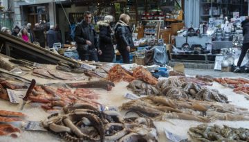 Η κίνηση στο Καπάνι και οι τιμές για τα ψώνια της τελευταίας στιγμής (vid)