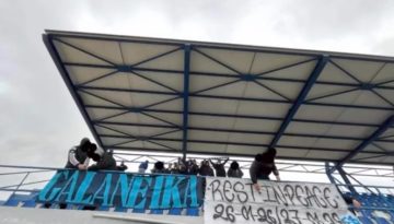 Φίλαθλοι: Η Λαμία τίμησε τους αδικοχαμένους από την εξέδρα