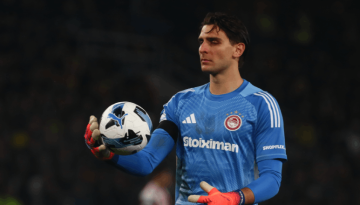 Τσάμπα μάγκας και ο… Κωνσταντής – Προκλητικός απέναντι στον κόσμο της ΑΕΚ (VID)