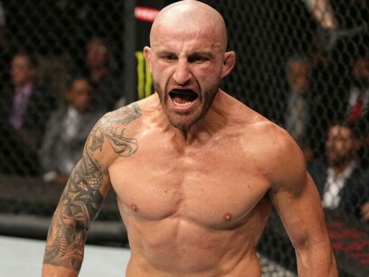 Daniel Cormier αποθεώνει τον Alexander Volkanovski ως τον κορυφαίο featherweight όλων των