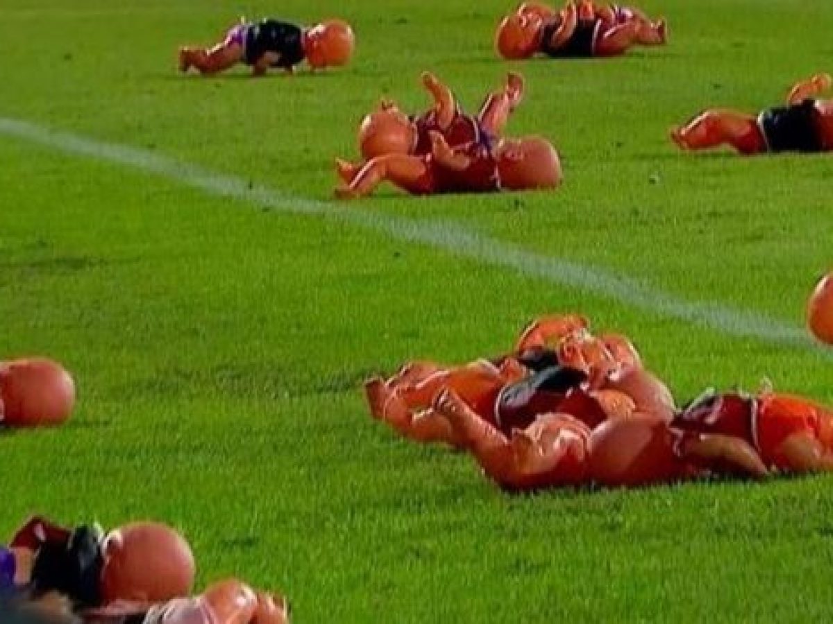 Έπος: Οπαδοί της Ροσάριο πέταξαν φουσκωτές κούκλες με φανέλες της Νιούελς στο γήπεδο (vid)