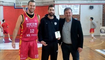 Τιμητική πλακέτα στον βοηθό προπονητή του ΝΕΟΛ Α. Λιάκο από την Αχαγιά 82 ΑΥΓΕΡΟΣ