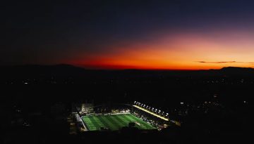 Όλοι γήπεδο!