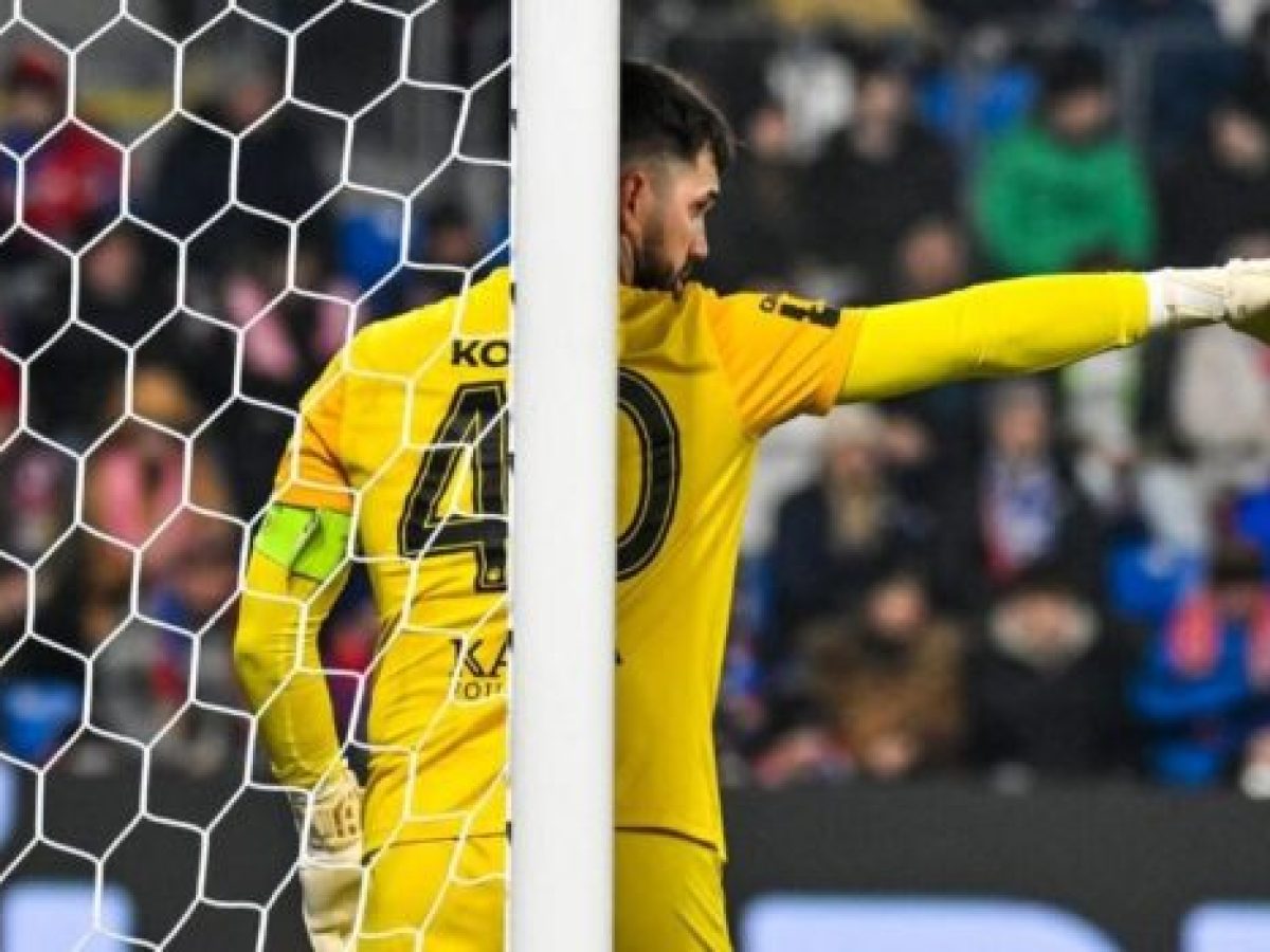 Απίστευτο: Τερματοφύλακας έδιωξε και έστειλε την μπάλα σε… μπαλκόνι σπιτιού! (vid)