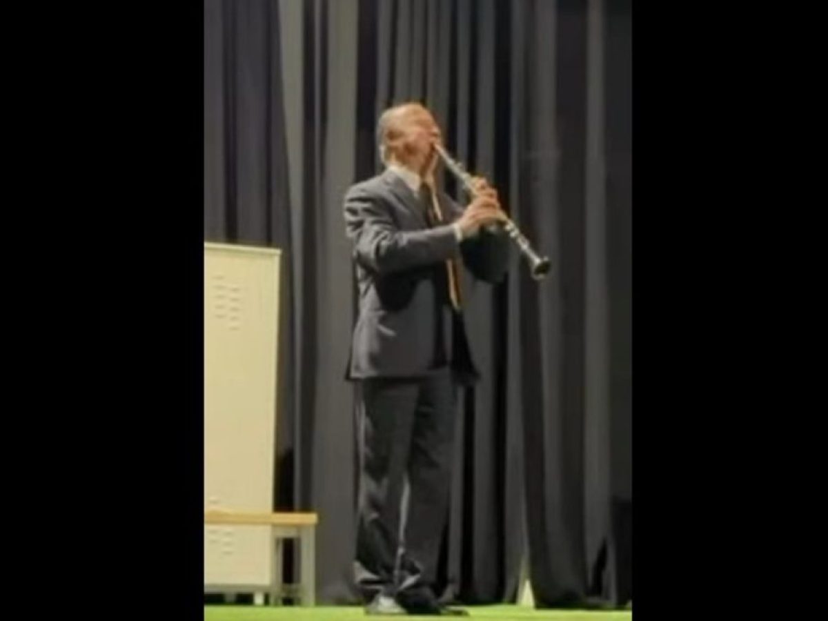 «Ελιά, Καπνός, Παναιτωλικός»: η ξεχωριστή, μουσική guest εμφάνιση στην θεατρική παράσταση