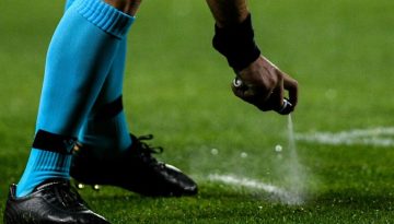 Διαιτητής άφησε τις κάρτες του στα αποδυτήρια (vid)