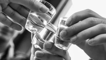 Φ.Κ: Ένα κύπελλο γεμάτο από …101 επετειακές σταγόνες κρητικής τσικουδιάς