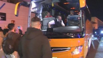 Ένταση στη Σεβίλλη: Οπαδοί υποδέχθηκαν την αποστολή με ύβρεις και απειλές! (VIDEO)