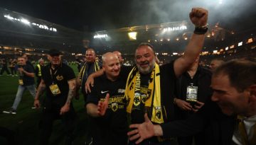 &laquo;&Rho;&upsilon;&theta;&mu;&iota;&sigma;&tau;ή&sigmaf; &tau;&omicron;&upsilon; &chi;&theta;&epsilon;&sigma;&iota;&nu;&omicron;ύ &alpha;&gamma;ώ&nu;&alpha; &omicron; &Zeta;ί&nu;&iota;, &alpha;&upsilon;&tau;ά &tau;&alpha; &sigma;&eta;&mu;&epsilon;ί&alpha; &kappa;&alpha;&theta;ό&rho;&iota;&sigma;&alpha;&nu; &tau;&eta; &sigma;&epsilon;&zeta;ό&nu;&raquo; (audio)