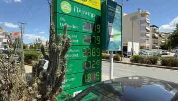 Βενζίνη: Κολλημένη πάνω από τα 2 ευρώ η αμόλυβδη – «Ακόμα και αν σταματήσει ο πόλεμος, οι