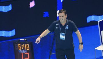 &Theta;&omicron;&delta;&omega;&rho;ή&sigmaf; &Beta;&lambda;ά&chi;&omicron;&sigmaf;: &laquo;&Pi;&epsilon;&rho;&iota;&mu;έ&nu;&alpha;&mu;&epsilon; &tau;&omicron; &chi;&rho;&upsilon;&sigma;ό, &tau;&omicron; &theta;έ&lambda;&alpha;&mu;&epsilon;, &mu;&alpha;&sigmaf; &delta;&iota;ώ&chi;&nu;&epsilon;&iota; &tau;&eta;&nu; &pi;ί&epsilon;&sigma;&eta;&raquo;
