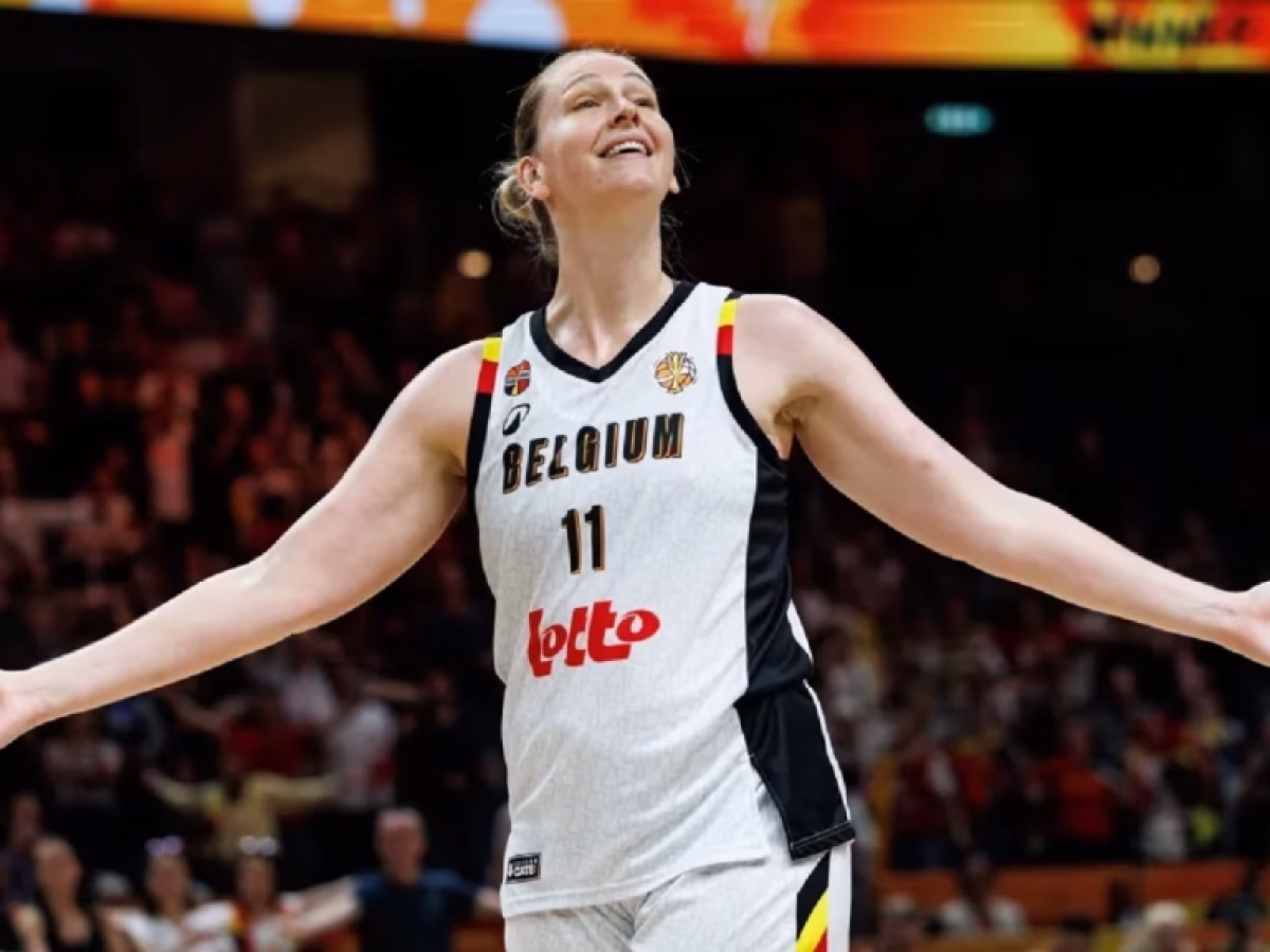 &Pi;&alpha;&gamma;&kappa;ό&sigma;&mu;&iota;&omicron;: &Eta; MVP &kappa;ά&theta;&epsilon; &chi;ώ&rho;&alpha;&sigmaf; &sigma;&tau;&omicron; &Beta;&epsilon;&rho;&omicron;&lambda;ί&nu;&omicron; (vids)
