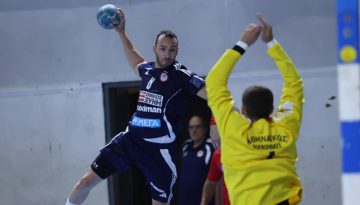 &Nu;&iota;&kappa;&eta;&phi;ό&rho;&alpha; &pi;&rho;&epsilon;&mu;&iota;έ&rho;&alpha; &omicron; &Omicron;&lambda;&upsilon;&mu;&pi;&iota;&alpha;&kappa;ό&sigmaf; &alpha;&pi;ό &tau;&omicron;&nu; &Beta;ύ&rho;&omega;&nu;&alpha; &sigma;&tau;&eta; Handball Premier