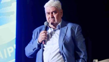 &Kappa;&alpha;&rho;&alpha;&mu;&pi;έ&tau;&sigma;&omicron;&sigmaf;: &laquo;Έ&nu;&alpha; &tau;&epsilon;&rho;ά&sigma;&tau;&iota;&omicron; &epsilon;&upsilon;&chi;&alpha;&rho;&iota;&sigma;&tau;ώ, &epsilon;ί&nu;&alpha;&iota; &tau;&omicron; &alpha;&pi;&omicron;&tau;έ&lambda;&epsilon;&sigma;&mu;&alpha; &mu;&iota;&alpha;&sigmaf; &upsilon;&pi;&omicron;&delta;&epsilon;&iota;&gamma;&mu;&alpha;&tau;&iota;&kappa;ή&sigmaf; &omicron;&mu;&alpha;&delta;&iota;&kappa;ή&sigmaf; &delta;&omicron;&upsilon;&lambda;&epsilon;&iota;ά&sigmaf;&raquo;