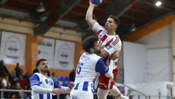 &Omicron; &Omicron;&lambda;&upsilon;&mu;&pi;&iota;&alpha;&kappa;ό&sigmaf; &pi;ή&rho;&epsilon; &alpha;&kappa;ό&mu;&eta; &mu;ί&alpha; &nu;ί&kappa;&eta;, ή&rho;&theta;&alpha;&nu; &kappa;&alpha;&iota; &omicron;&iota; &pi;&rho;ώ&tau;&epsilon;&sigmaf; &iota;&sigma;&omicron;&pi;&alpha;&lambda;ί&epsilon;&sigmaf; &sigma;&tau;&eta; Handball Premier