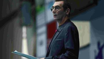 &Alpha;&nu;&delta;&rho;&epsilon;ό&pi;&omicron;&upsilon;&lambda;&omicron;&sigmaf;: &laquo;&Pi;&alpha;&nu;&eta;&gamma;&upsilon;&rho;ί&zeta;&omicron;&upsilon;&mu;&epsilon; &sigma;ή&mu;&epsilon;&rho;&alpha; &tau;&omicron;&nu; &pi;&rho;ώ&tau;&omicron; &tau;ί&tau;&lambda;&omicron; &kappa;&alpha;&iota; &alpha;&pi;ό &alpha;ύ&rho;&iota;&omicron; &kappa;&alpha;&iota; &pi;ά&lambda;&iota; &delta;&omicron;&upsilon;&lambda;&epsilon;&iota;ά&raquo;