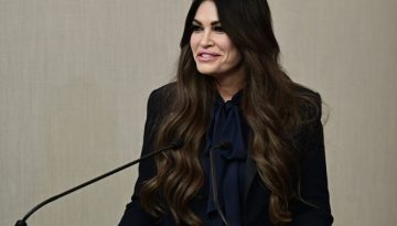 &Kappa;ί&mu;&pi;&epsilon;&rho;&lambda;&iota; &Gamma;&kappa;ί&lambda;&phi;&omicron;ϊ&lambda;: &Tau;&alpha; έ&rho;&gamma;&alpha; &kappa;&alpha;&iota; &omicron;&iota; &eta;&mu;έ&rho;&epsilon;&sigmaf; &tau;&eta;&sigmaf; &pi;&rho;έ&sigma;&beta;&epsilon;&iota;&rho;&alpha;&sigmaf; &tau;&omega;&nu; &Eta;&Pi;&Alpha; &sigma;&tau;&eta;&nu; &Epsilon;&lambda;&lambda;ά&delta;&alpha; (vid) &ndash; AllAboutARIS.gr