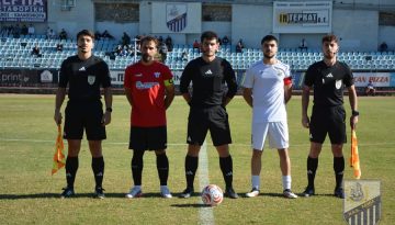 Vid | &Omicron; &alpha;&rho;&nu;&eta;&tau;ή&sigmaf; &pi;έ&nu;&alpha;&lambda;&tau;&iota; &Tau;&sigma;ί&nu;&tau;&zeta;&alpha;&sigmaf; &kappa;&alpha;&iota; &eta; &pi;&alpha;&gamma;&kappa;ό&sigma;&mu;&iota;&alpha; &ldquo;&pi;&rho;ώ&tau;&eta;&rdquo; &mu;&epsilon; &tau;&eta;&nu; &alpha;&pi;&omicron;&beta;&omicron;&lambda;ή(;) &gamma;&iota;&alpha;&tau;&rho;&omicron;ύ!