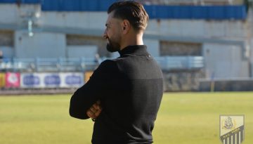 Vid | &Gamma;&iota;ώ&rho;&gamma;&omicron;&sigmaf; &Zeta;&alpha;&chi;&alpha;&rho;ό&pi;&omicron;&upsilon;&lambda;&omicron;&sigmaf;: &laquo;&Chi;&tau;ί&zeta;&omicron;&upsilon;&mu;&epsilon; &tau;&eta; &nu;έ&alpha; &Lambda;&alpha;&mu;ί&alpha;&raquo;