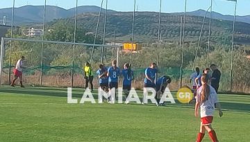 &Mu;&epsilon; &tau;&omicron; &delta;&epsilon;&xi;ί &eta; &pi;&rho;&epsilon;&mu;&iota;έ&rho;&alpha; &gamma;&iota;&alpha; &tau;&omicron;&nu; &Pi;&Alpha;&Sigma; &Lambda;&alpha;&mu;ί&alpha; &Gamma;&upsilon;&nu;&alpha;&iota;&kappa;ώ&nu;! / &Nu;ί&kappa;&eta; &mu;&epsilon; 1-0 &epsilon;&pi;ί &tau;&omicron;&upsilon; &Beta;ό&lambda;&omicron;&upsilon; 2004