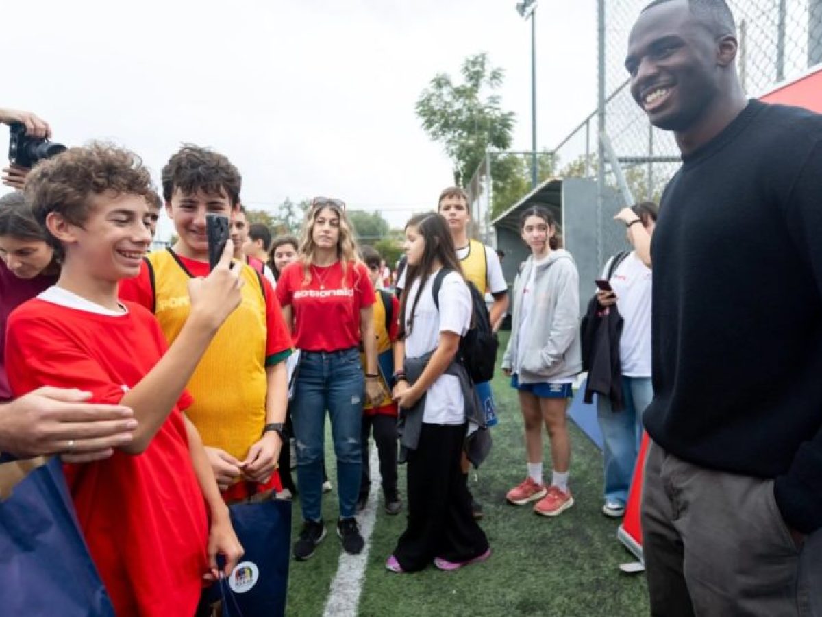 &Omicron; &Alpha;&nu;&delta;&rho;έ&alpha;&sigmaf; &Tau;&epsilon;&tau;&tau;έ&eta; &mu;&omicron;ί&rho;&alpha;&sigma;&epsilon; &delta;ώ&rho;&alpha; &kappa;&alpha;&iota; &chi;&alpha;&mu;ό&gamma;&epsilon;&lambda;&alpha; &sigma;&tau;&alpha; &pi;&alpha;&iota;&delta;&iota;ά &sigma;&tau;&omicron; &tau;&omicron;&upsilon;&rho;&nu;&omicron;&upsilon;ά football3 &tau;&eta;&sigmaf; ActionAid