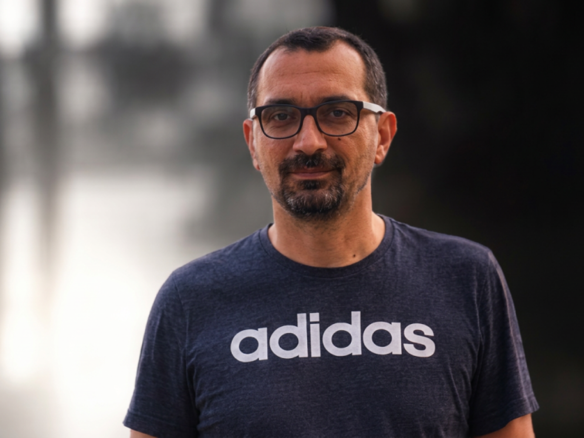 Έ&phi;&upsilon;&gamma;&epsilon; &alpha;&pi;ό &tau;&eta; &zeta;&omega;ή o &epsilon;&kappa;&pi;&alpha;&iota;&delta;&epsilon;&upsilon;&tau;&iota;&kappa;ό&sigmaf; &kappa;&alpha;&iota; &delta;&iota;&alpha;&iota;&tau;&eta;&tau;ή&sigmaf; &mu;&pi;ά&sigma;&kappa;&epsilon;&tau;, &Sigma;&pi;ύ&rho;&omicron;&sigmaf; &Mu;&pi;&omicron;&upsilon;&chi;ά&gamma;