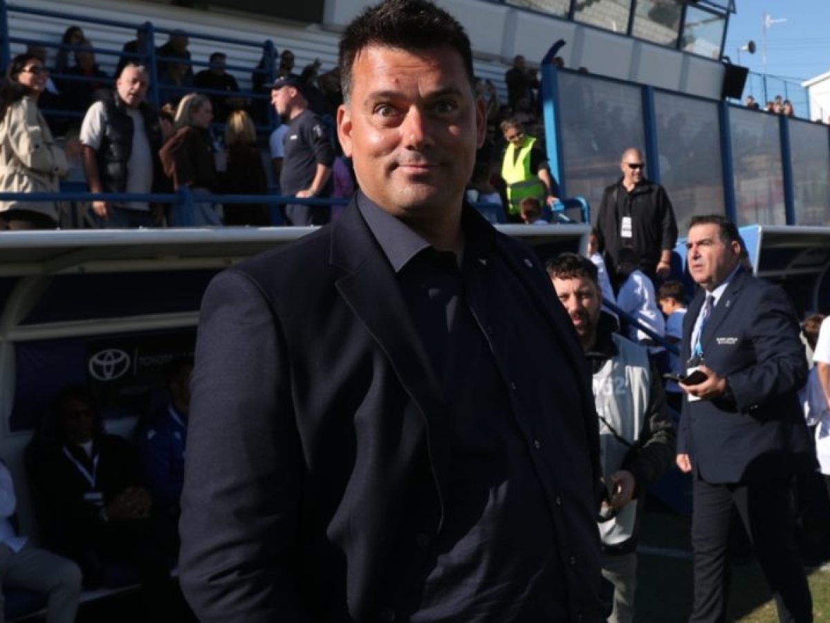 &Chi;&rho;&iota;&sigma;&tau;&omicron;&phi;&iota;&lambda;έ&alpha;&sigmaf;: &laquo;&Epsilon;ί&mu;&alpha;&sigma;&tau;&epsilon; &tau;&rho;&epsilon;&lambda;&omicron;ί, &eta; &Kappa;&alpha;&lambda;&alpha;&mu;ά&tau;&alpha; έ&chi;&epsilon;&iota; &pi;&omicron;&iota;&omicron;&tau;&iota;&kappa;&omicron;ύ&sigmaf; &pi;&omicron;&delta;&omicron;&sigma;&phi;&alpha;&iota;&rho;&iota;&sigma;&tau;έ&sigmaf;&raquo;